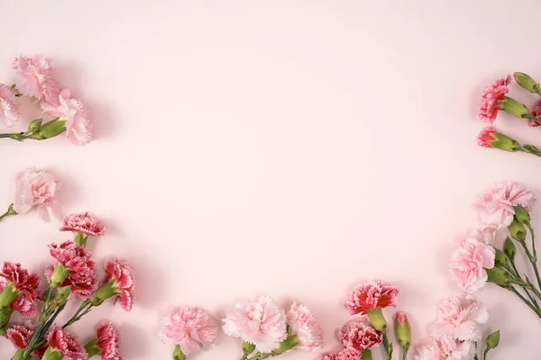 Projekt Koncepcja Dzień Matki Wakacje Powitanie Bukietem Goździków Różowym Tle — Zdjęcie stockowe