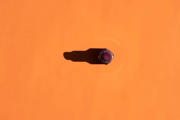 Lápiz Labial Con Una Sombra Dura Sobre Fondo Colorido —  Fotos de Stock