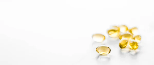 维生素D和用于健康饮食营养 鱼油食品补充剂胶囊 医疗保健和医药的金欧米茄3药丸作为药学背景 — 图库照片