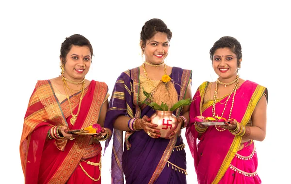 印度传统姊妹们举行崇拜 印度节 用椰子和芒果叶装饰的铜制卡拉什 在后宫必不可少 — 图库照片