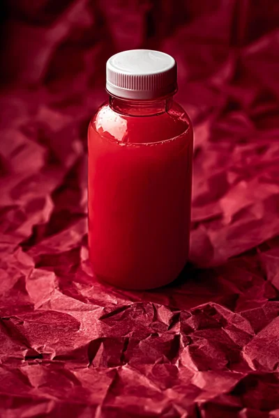 环保可回收塑料瓶中的新鲜浆果汁及包装 健康饮品及食品 — 图库照片
