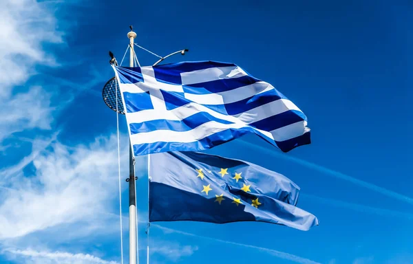 Σημαίες Της Ελλάδας Και Της Ευρωπαϊκής Ένωσης Φόντο Γαλάζιου Ουρανού — Φωτογραφία Αρχείου