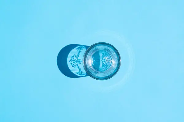 Склянка Твердою Тіні Кольоровому Фоні — стокове фото