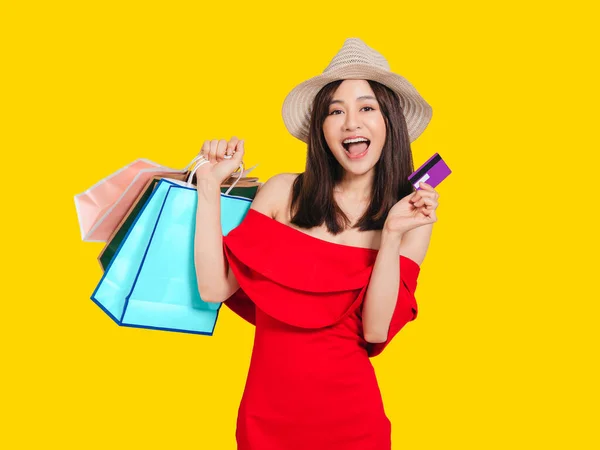 ショッピングバッグとクレジットカードを持って夏服を着た若い女性 — ストック写真