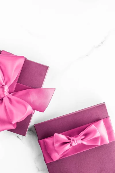 Caixa Presente Rosa Com Arco Seda Fundo Mármore Presente Chuveiro — Fotografia de Stock