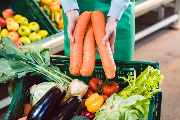 Saleswoman Organic Supermarket Offering Fresh Carrots — Stock Photo, Image