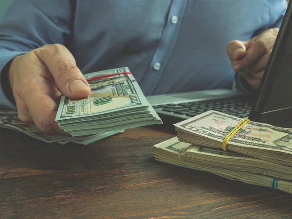 Payday Cash Loan Online Koncept Muž Notebookem Nabízí Peníze — Stock fotografie