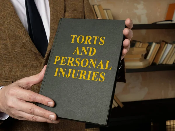 Händer Som Håller Bok Torts Personal Skador Law Book — Stockfoto