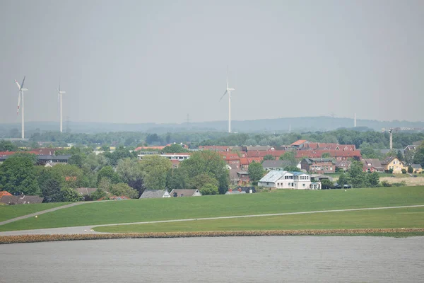 德国基尔运河附近的风力发电厂和涡轮机产生可再生能源 — 图库照片