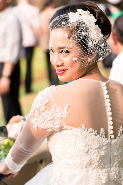 Ινδονησιακή Νύφη Στο Γάμο Της Κοιτάζοντας Στην Κάμερα — Φωτογραφία Αρχείου