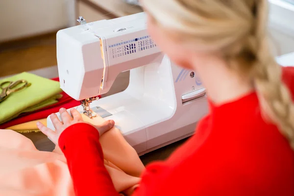 Woman Stitching Cloth Close View — Stock Photo, Image