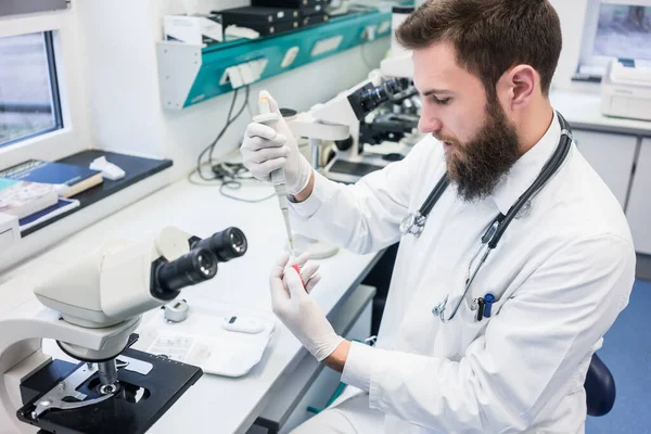 Laboratuvardaki Doktor Bilim Adamı Tıbbi Test Yapıyor — Stok fotoğraf