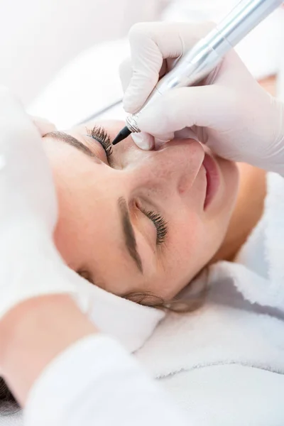 Woman Beauty Salon Eyebrow Treatment — Stock Photo, Image