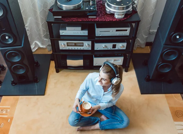 Mujer Escuchando Música Desde Estéreo — Foto de Stock