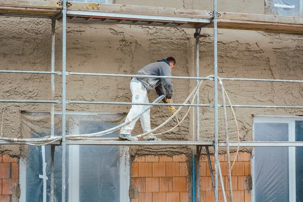 Ouvrier Plâtrage Mur Extérieur Maison Nouvellement Construite — Photo