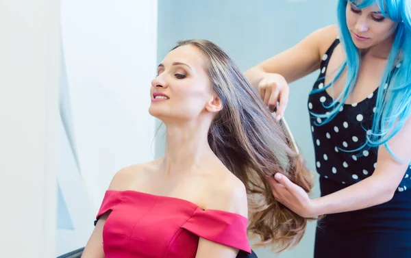 Woman Hairdresser Styling Hair Customer Her Shop — Stock Photo, Image