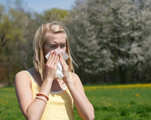 アレルギーくしゃみの女性 — ストック写真