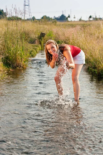 Woman Standing Creek Summer — Stock Photo, Image