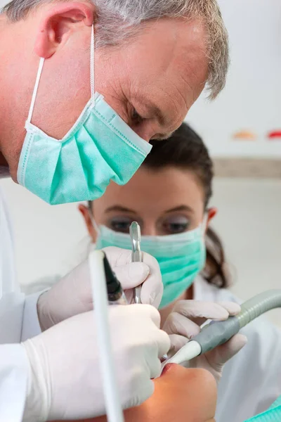 Пациент Стоматологом Лечение Зубов — стоковое фото