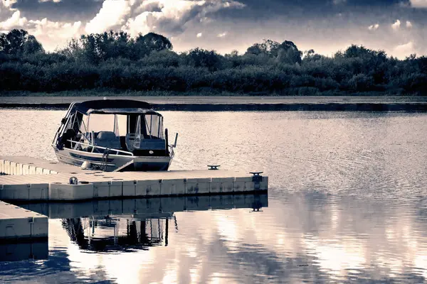 川の桟橋の小さなボート — ストック写真