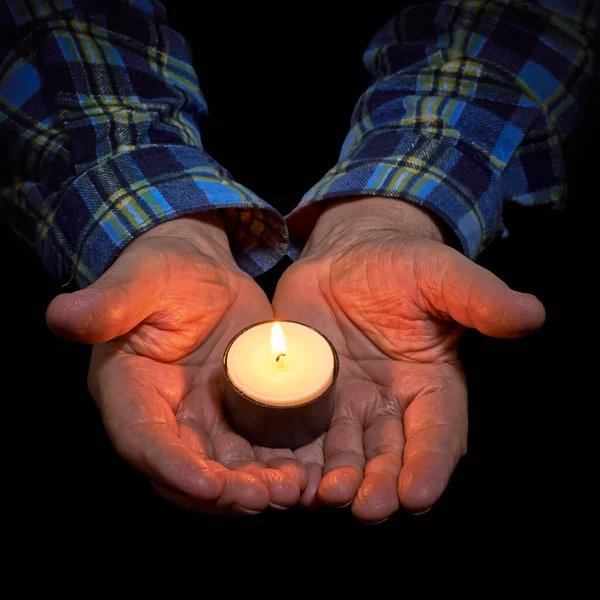 Ανώτερος Άνθρωπος Χέρια Και Κερί Κοντά — Φωτογραφία Αρχείου