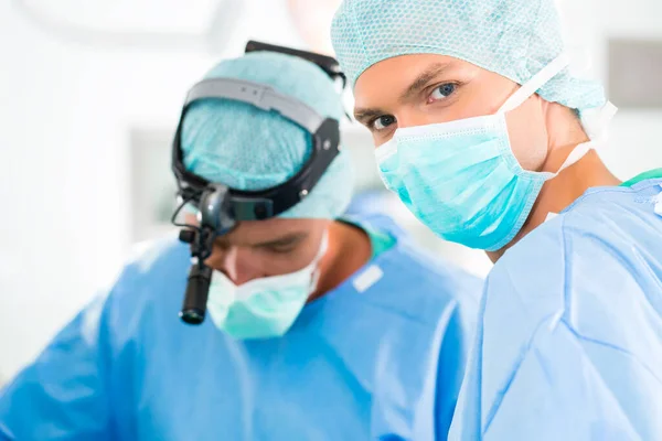 Cirurgiões Operando Paciente Sala Operações — Fotografia de Stock