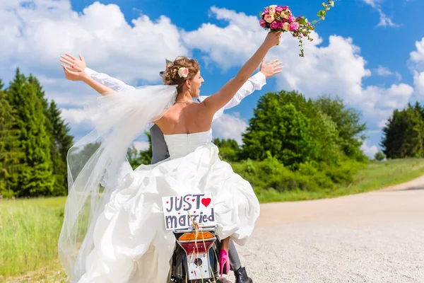 Wedding Couple Motor Scooter Just Married — Stock Photo, Image