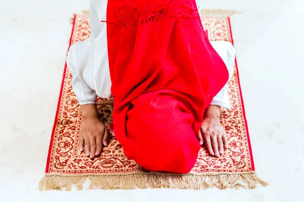 Mujer Musulmana Asiática Rezando —  Fotos de Stock