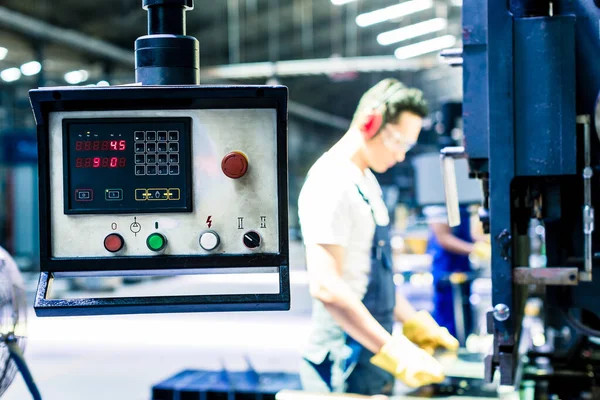 生産工場でのアジアのマシン オペレーター — ストック写真