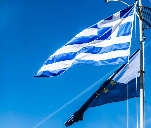 Σημαίες Της Ελλάδας Και Της Ευρωπαϊκής Ένωσης Φόντο Γαλάζιου Ουρανού — Φωτογραφία Αρχείου