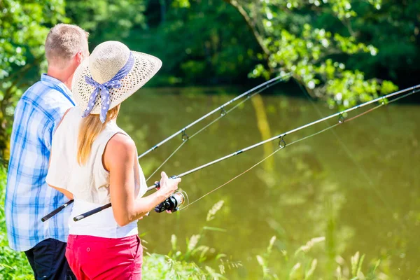 Angler Mann Und Frau Mit Rute Flussufer — Stockfoto