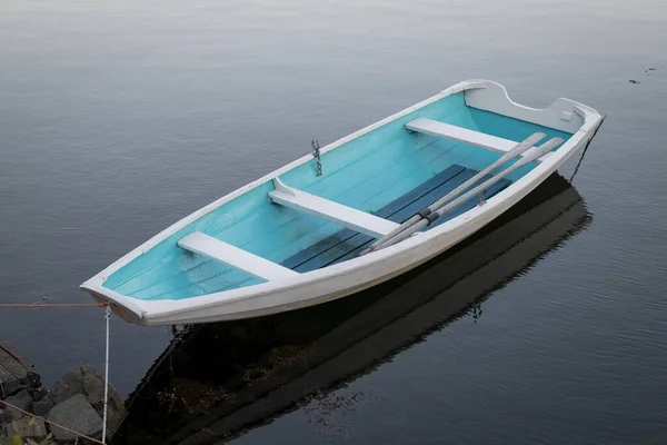 Een Boot Het Meer Buurt Van Een Dock Zonsondergang Boven — Stockfoto