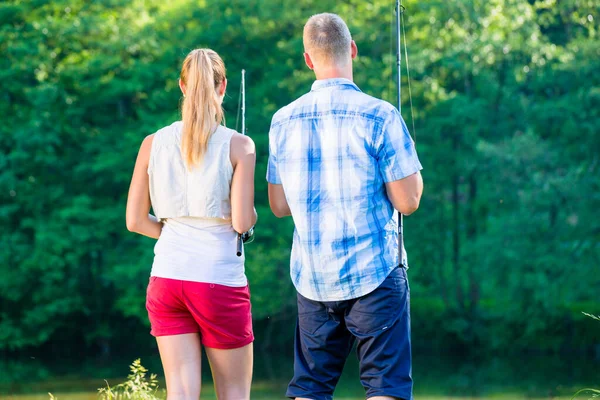Angler Mann Und Frau Mit Rute Flussufer — Stockfoto
