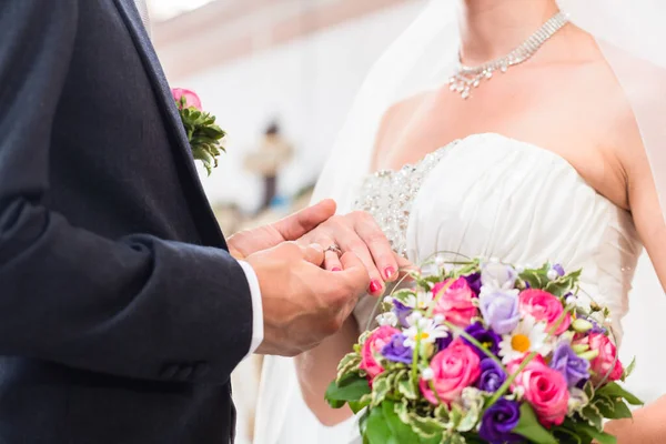 Bräutigam Streift Braut Bei Hochzeit Ring Finger — Stockfoto