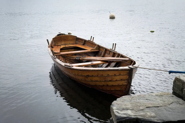 Gölün Kıyısındaki Rıhtımda Bir Tekne Köydeki Gölün Üzerinde Gün Batımı — Stok fotoğraf