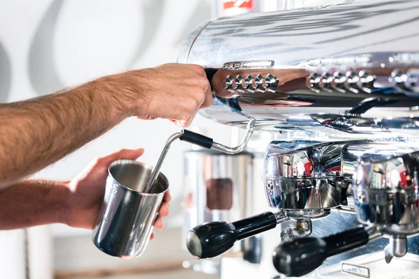 Serveur Préparant Espresso Une Machine Café Automatique — Photo