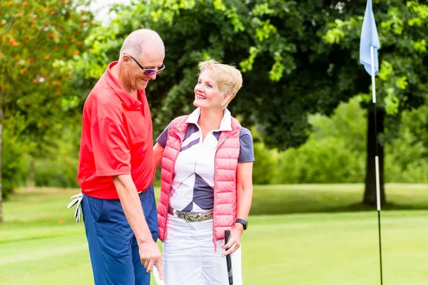 Senior Couple Playing Golf Standing Green — Stock Photo, Image