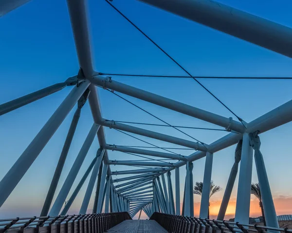 蓝色电缆斜拉桥近景 向上看 抽象桥结构 — 图库照片
