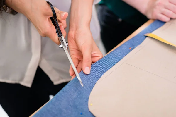 Detail Hands Scissors Tailor Shop Cutting Cloth — Stock Photo, Image