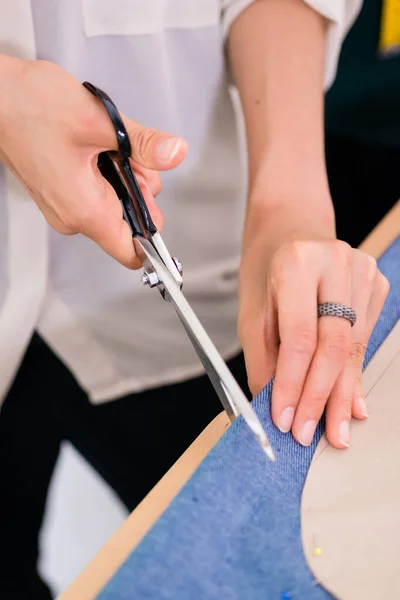 用在裁缝铺切割布剪刀手的细节 — 图库照片