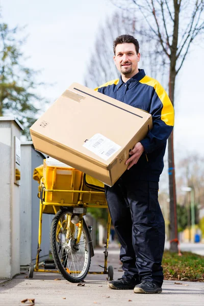 Postbote Bringt Paket Verpackt Als Geschenk — Stockfoto