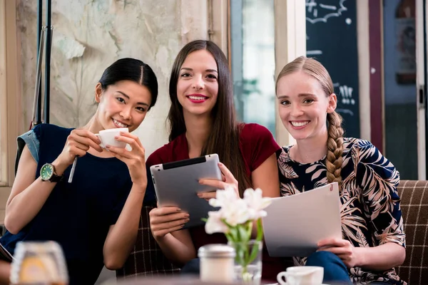 Young Women Holding Files Coffee Shop — Stock Photo, Image