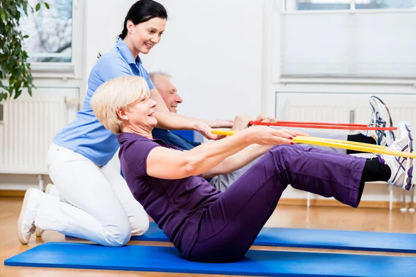 Senior Paar Fysiotherapie Doen Oefening Met Hoelahoep — Stockfoto