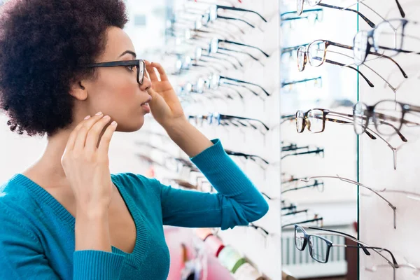 Svart Kvinna Försöker Glasögon Optiker Butik — Stockfoto