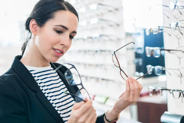 Kvinna Jämföra Glasögon Optiker — Stockfoto