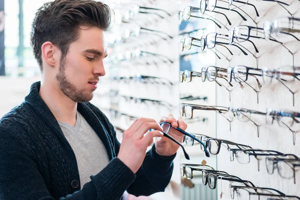 Homem Frente Prateleira Com Óculos Loja Óptica — Fotografia de Stock