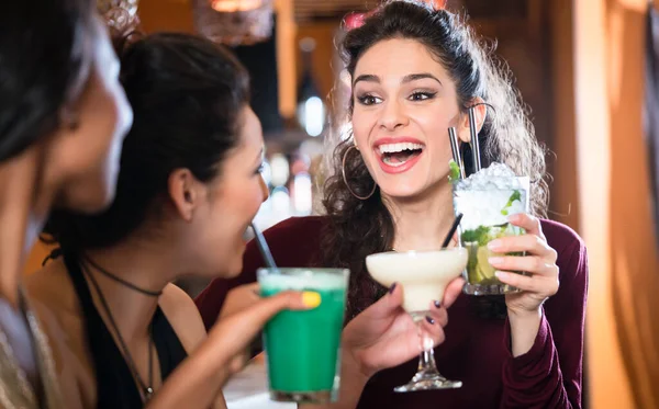 Meisjes Die Avonds Uitgaan Cocktails Drinken Chatten — Stockfoto
