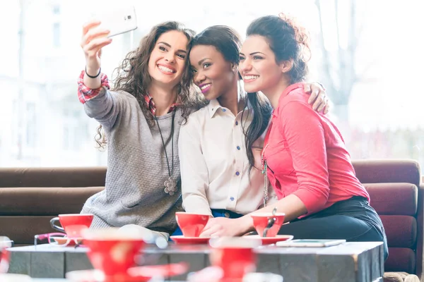 Jovens Mulheres Café Tomando Selfie — Fotografia de Stock