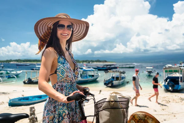 Mujer Con Bicicleta Playa Tropical Vacaciones —  Fotos de Stock