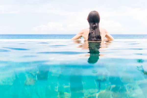 女游客在泳池的海洋酒店度假村 — 图库照片